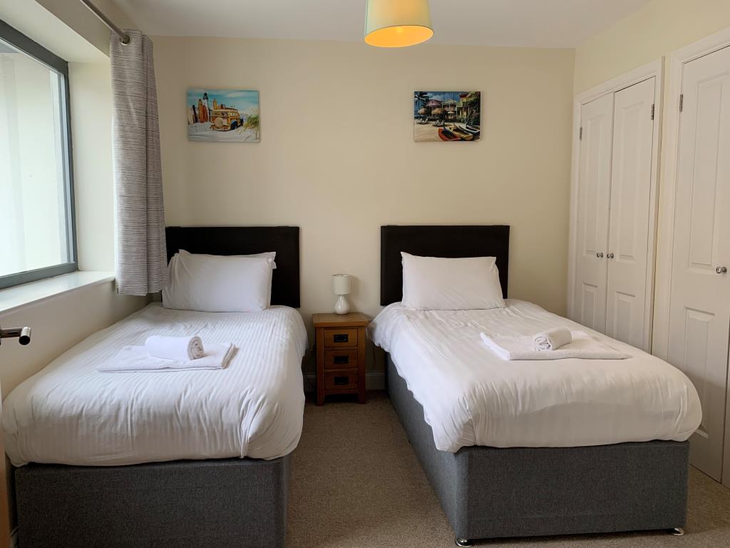 Lot: 120 - TOP FLOOR HOLIDAY APARTMENT WITH SEA VIEWS FOR INVESTMENT - 